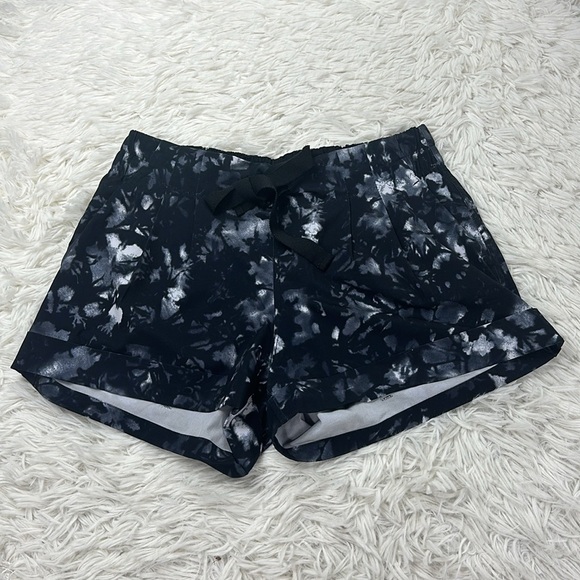 Lululemon Spring Break Away Short II Dusk Dye White Black / Black - Picture 1 of 6